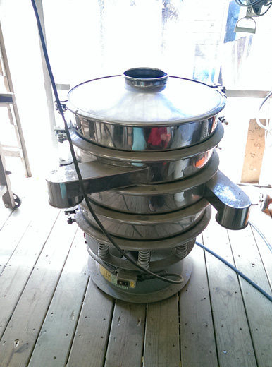 コーヒー豆のスクリーンサイズ分別機