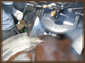 コーヒー豆の炭火焙煎