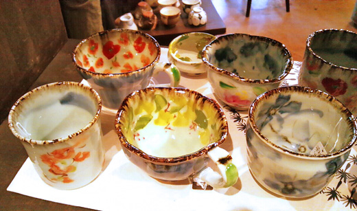 斉山窯の色とりどりのカップ達