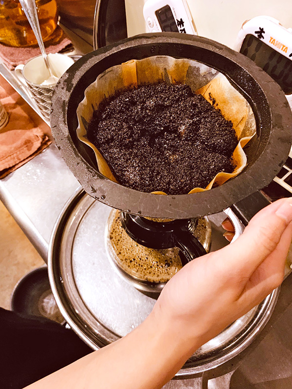 コーヒーガラを乾燥させ再利用