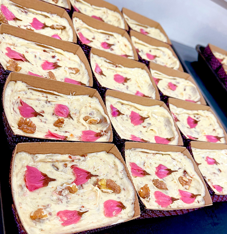 南蛮屋焼き菓子工房『春うらら、桜のパウンドケーキ』製造風景