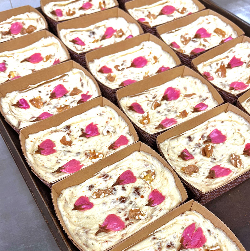 南蛮屋焼き菓子工房の桜のパウンドケーキ製造