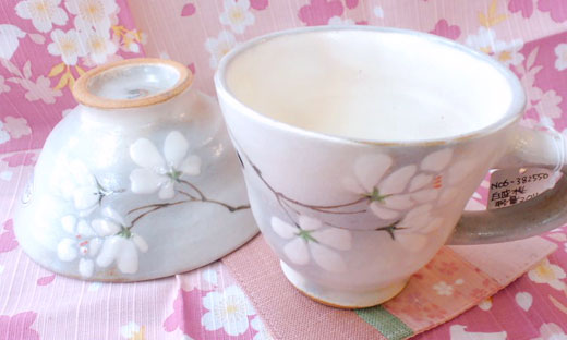 桜柄のマグカップと茶碗