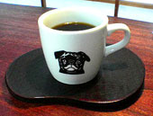 「トラジャ」をパグ犬のカップで