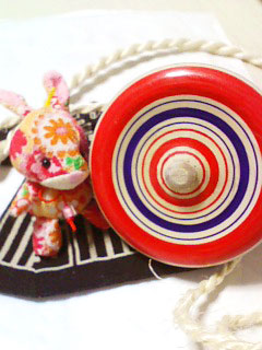 縁起物の大山こまと干支のウサギのストラップ