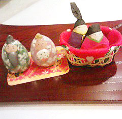 ミニお雛様（左側が陶器雛・左側が和紙雛です）