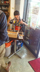 浴衣でのトンボ玉実演