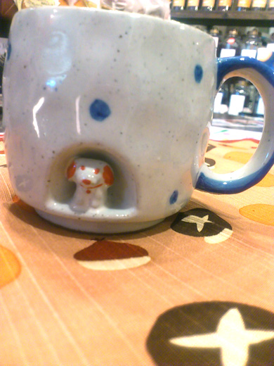 動物が、かまくらの中に居るようなマグカップ