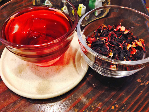 ハーブで作ったコーディアルシロップのお味見