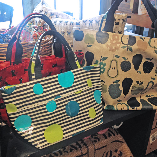 ビニールコーティング生地のハンドメイドのバッグ