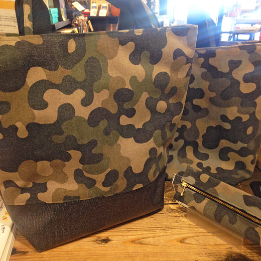 迷彩柄のビニールコーティングバッグ