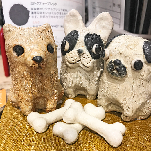 信楽焼の犬と猫の置物