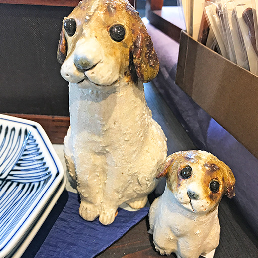 信楽焼の犬の置物
