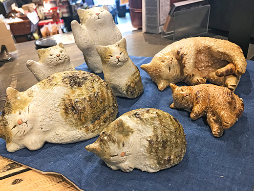 信楽焼の猫の置物