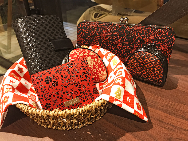 甲州印伝の展示販売