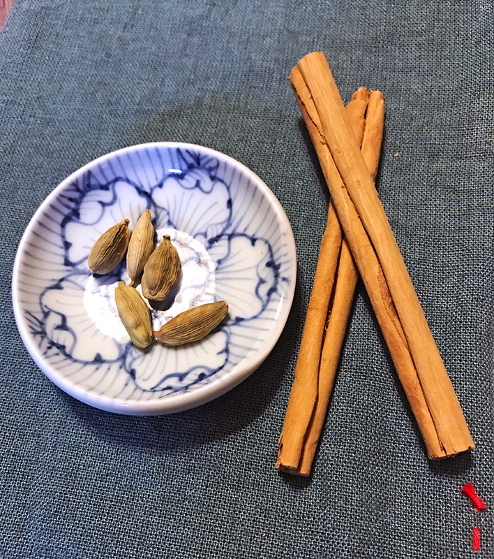 シナモンのスティックで混ぜるだけのお手軽スパイスコーヒー