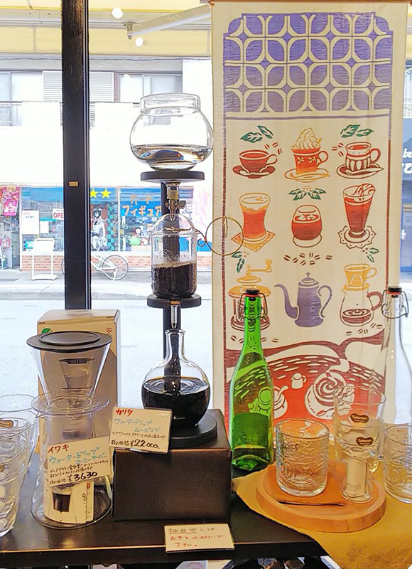 水出し器具を店内にて実演中