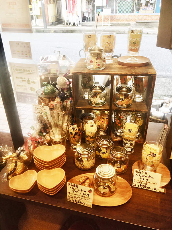 昭和の可愛いレトロなグラス、小物入れのコーナー