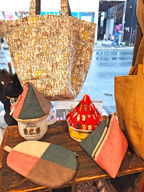 楽布 アオトソラさんのマグキャップ・テトラポーチ