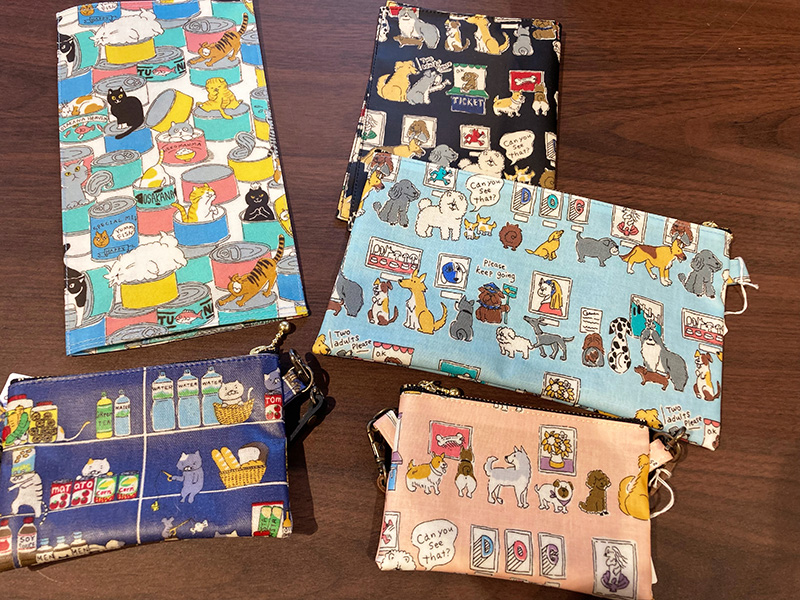 ワンちゃん・猫ちゃん柄の生地のポーチ