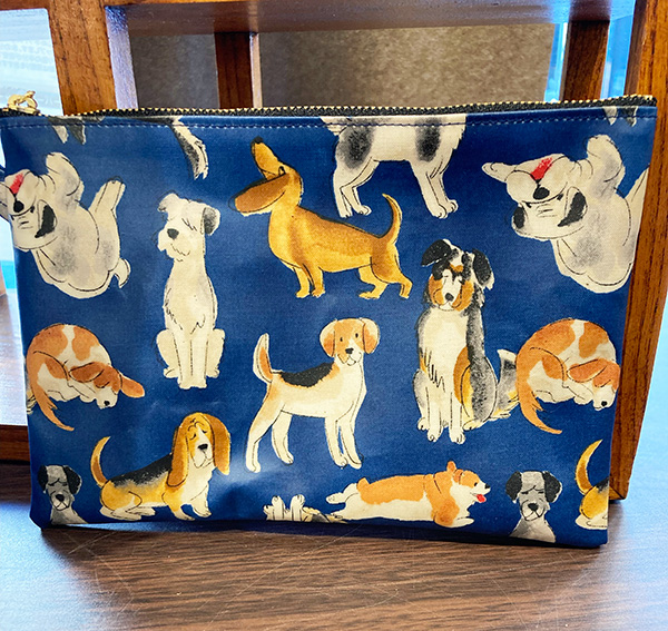犬柄の生地のポーチ