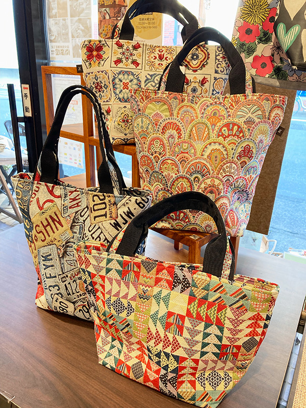 ジャガード生地のバッグ