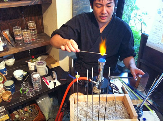 とんぼ玉の実演