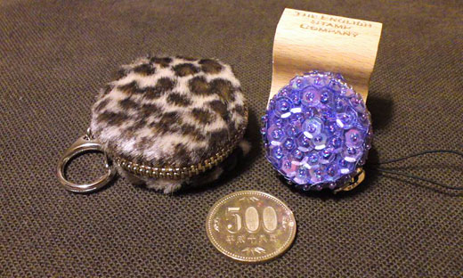 紫色のスパンコールストラップと豹柄のキーホルダー