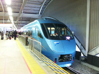 青いロマンスカー