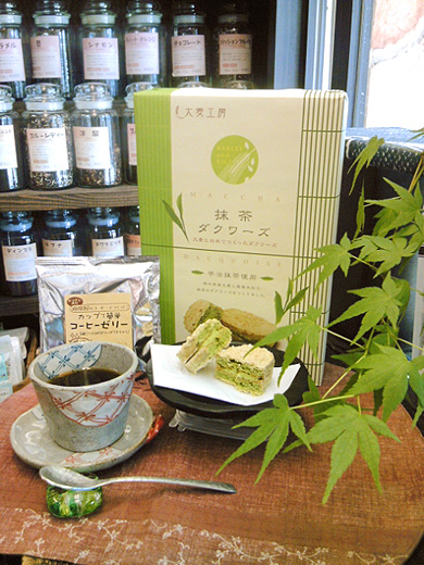 『カップで簡単コーヒーゼリー』と、季節のお菓子『抹茶ダクワーズ』