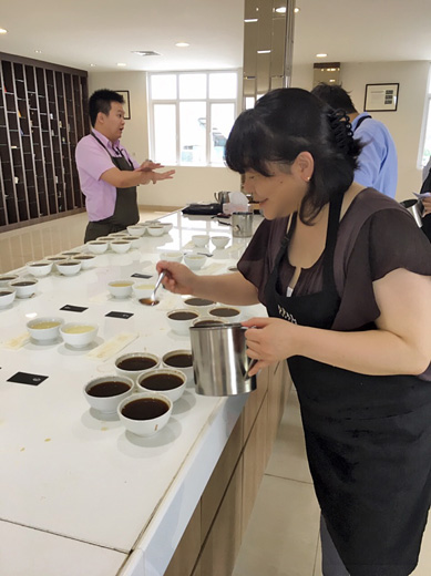 インドネシア サリマクムール社 コーヒーカッピング