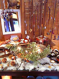 革細工の手づくりのペンダントやブローチ、ストラップ