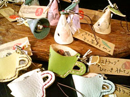 宮内さん手作りの革こもの・アクセサリー