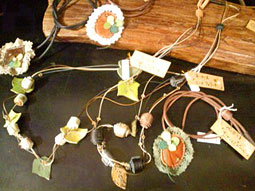 宮内さん手作りの革こもの・アクセサリー