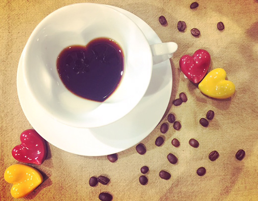 珈琲を入れるとクローバーからハートの形に変わるカップ