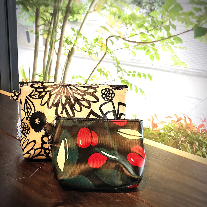 ビニールコーティング生地のポーチなどの小物