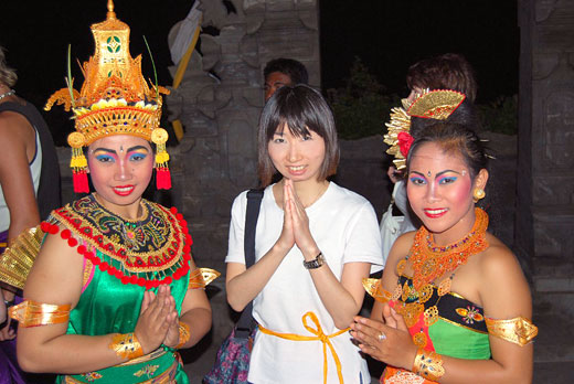 「ケチャ・ダンス」のダンサー２人と記念撮影