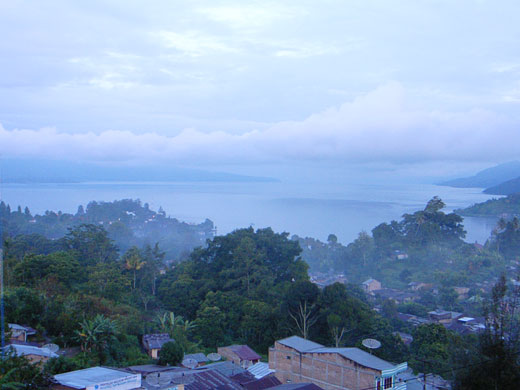 世界最大のカルデラ湖『トバ湖』