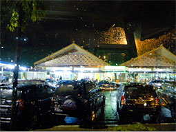 夜のメダン空港