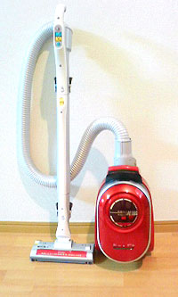 サイクロン式の赤い掃除機