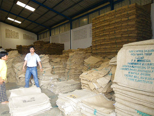 倉庫内にはぎっしりとコーヒー豆の麻袋