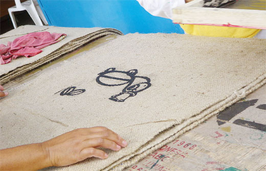 コーヒー豆をモチーフにしたカメのデザインの麻袋