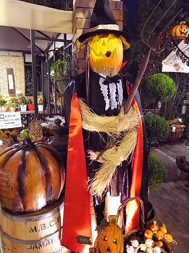 玄関の等身大オバケ