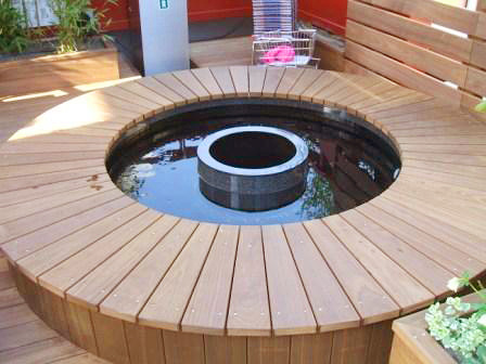 「横浜博覧館」足湯