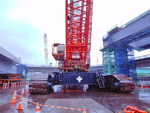 それを持ち上げる巨大クレーン