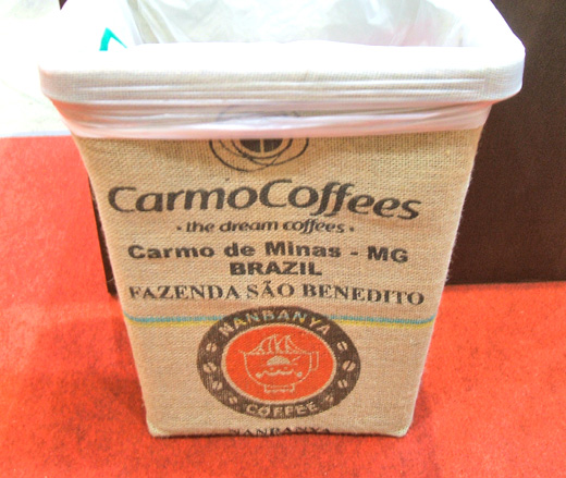 コーヒーの麻袋で作ったゴミ箱カバー