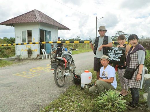 北スマトラ州リントン地区のワハナ農園ゲート前