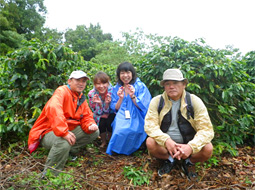 スコールに備えて皆カッパ姿