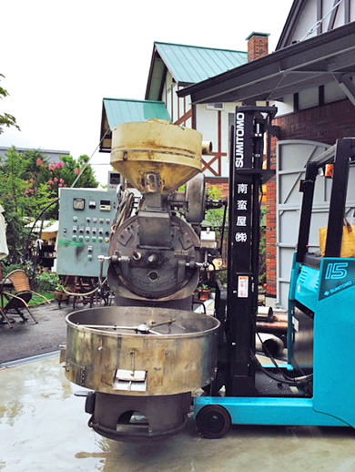 新しい電動フォークリフトで焙煎機を移動