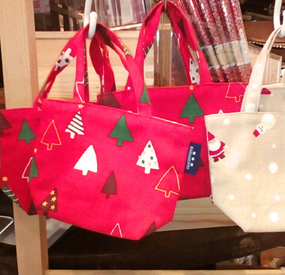クリスマスツリー柄のトートバッグ